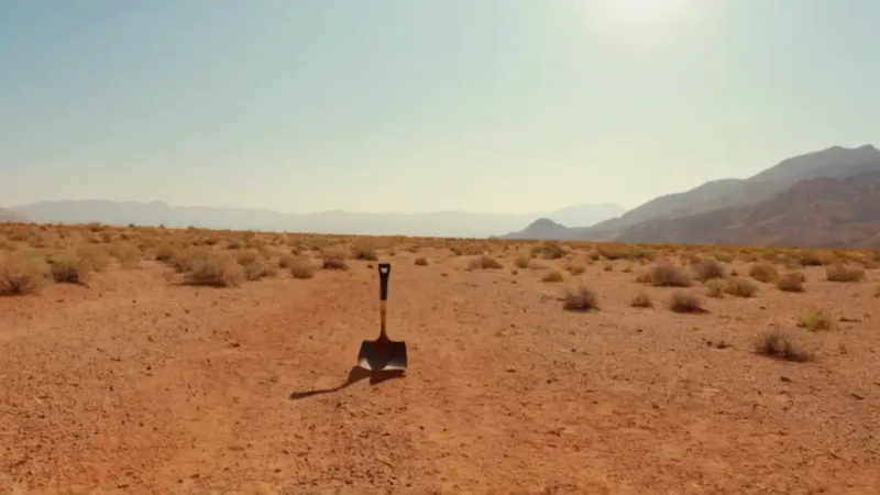 Un hombre trabaja la tierra bajo el sol