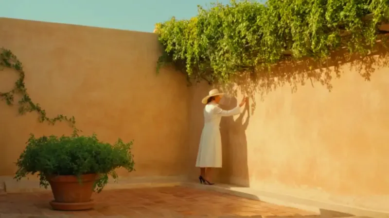 Figura solitaria en un patio soleado