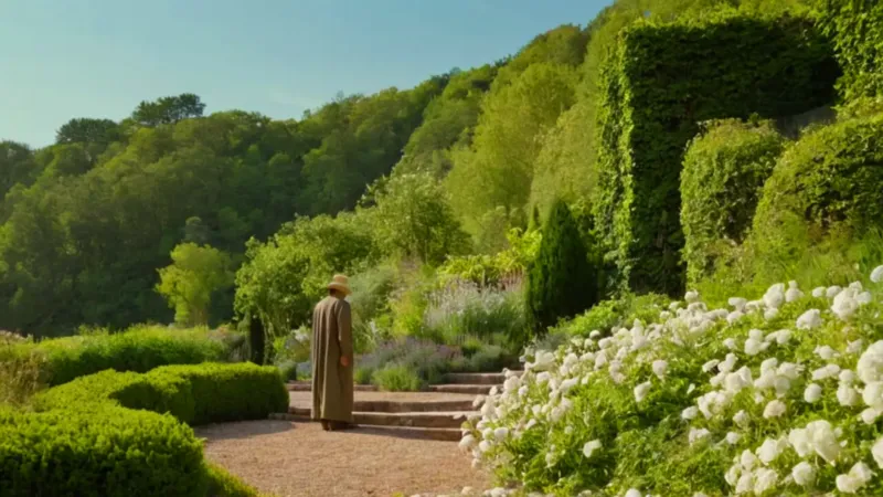 Una figura cuida un jardín soleado