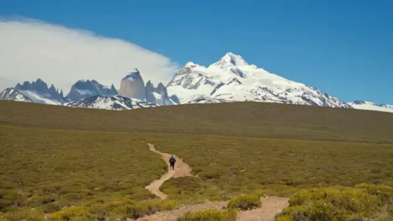 Un caminante solitario en la inmensa Patagonia